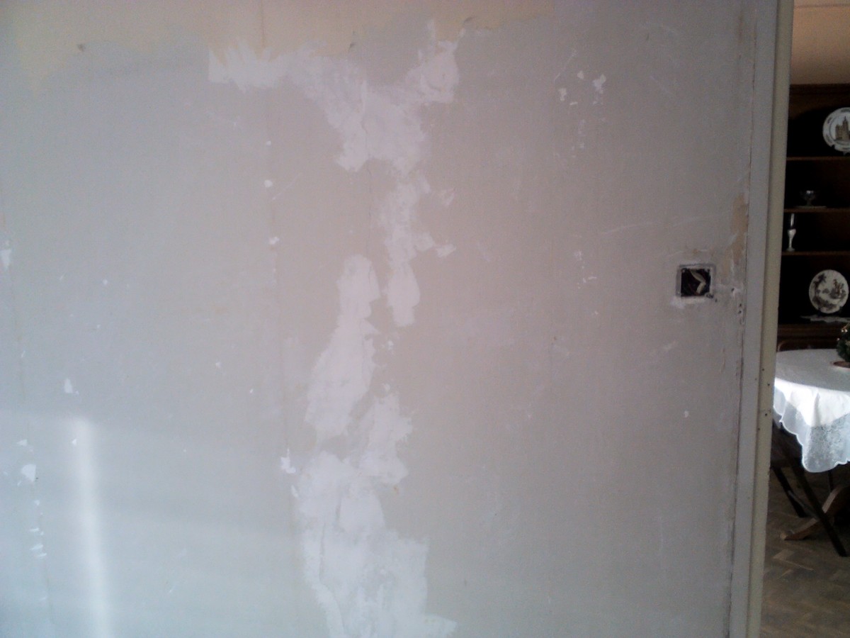 Arreglo de pequeñas grietas con aquaplast antes de pintar.