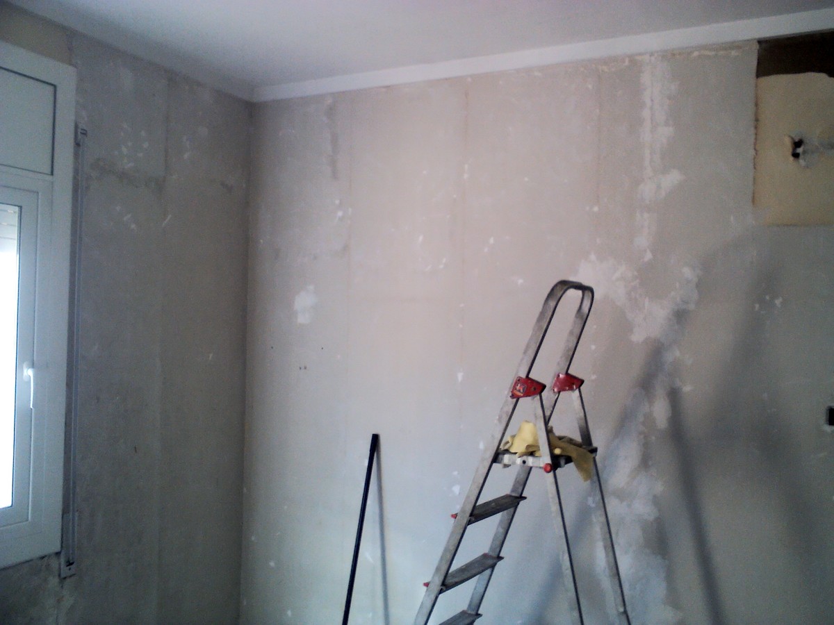 Arreglo de pequeñas grietas con aquaplast.