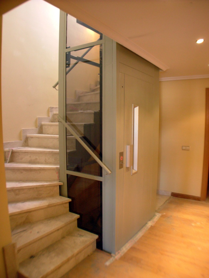 ASCENSOR EN HUECO DE ESCALERA 