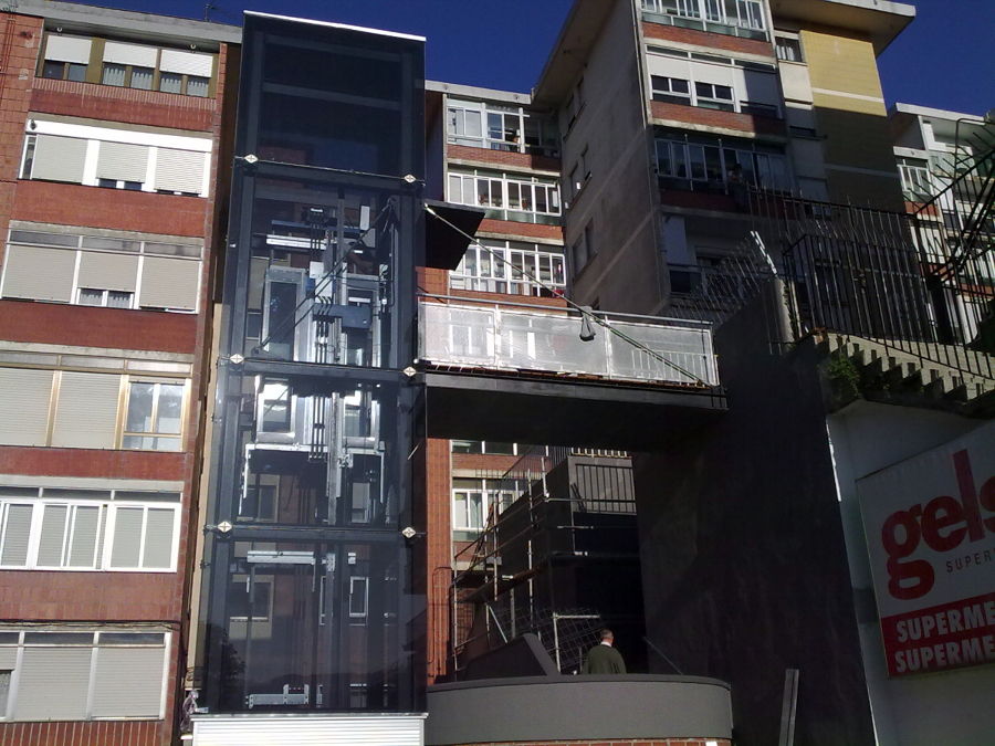 Ascensor y Urbanización anexa en Santurtzi