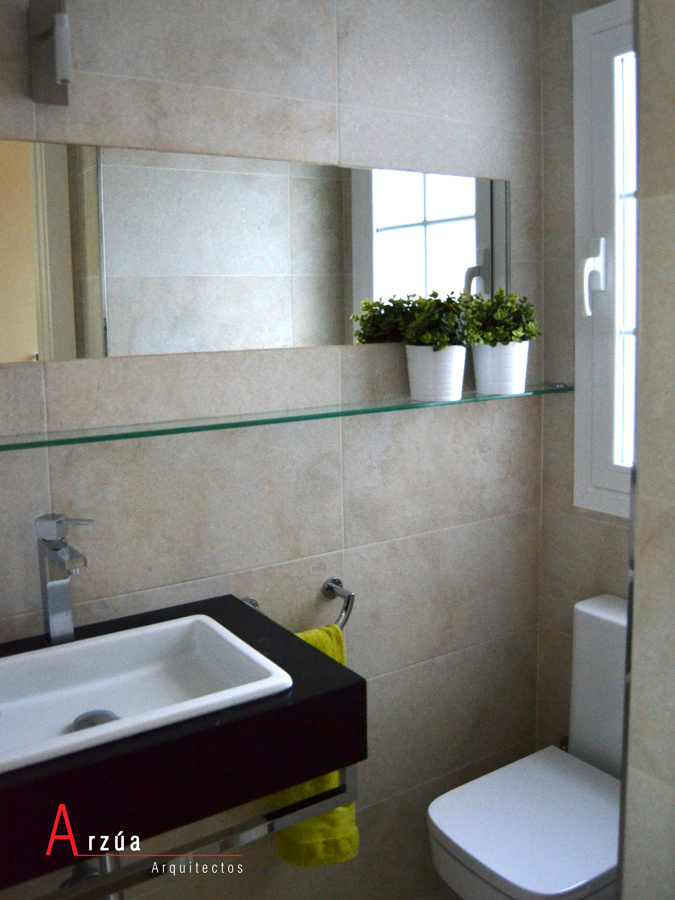 Arzúa Arquitectos: Reforma aseo