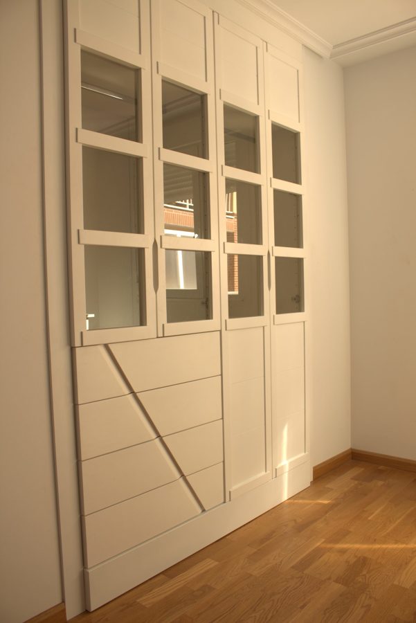 Armario empotrado de 4 puertas y 4 cajones