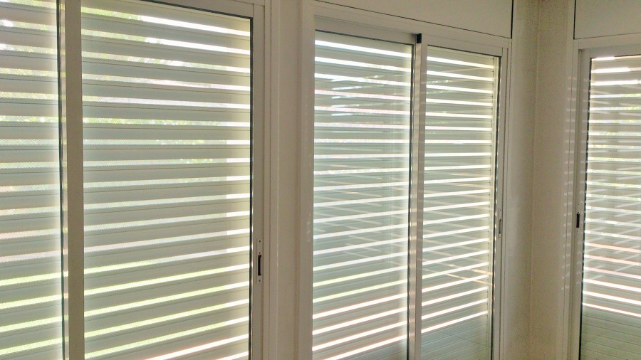 Persiana de seguridad autoblocante microperforada