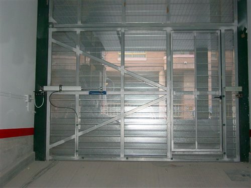 Automatización puerta batiente de comunidad