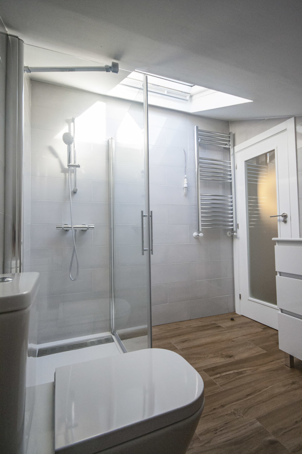 Interior baño en buhardilla