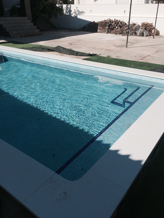 Piscina con banco Jacuzzi y escalera de bajada