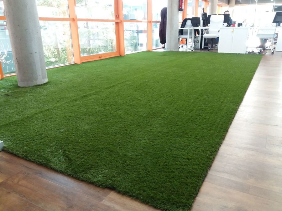 Instalación de cesped artificial en oficina