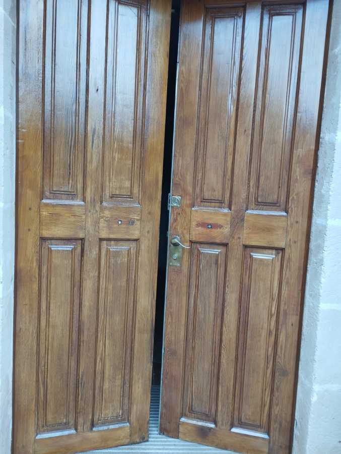 Acabado puertas posesión mallorquina