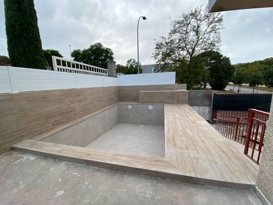 CONSTRUCCIÓN PISCINA REVESTIDA CON PORCELÁNICO