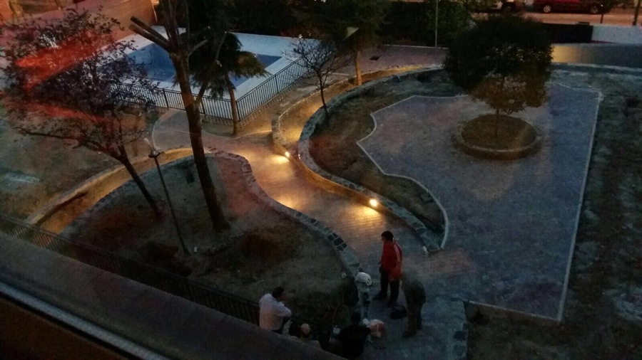 Piscina y sus alrededores