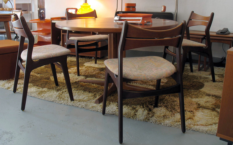 Babia bazar vintage:: una imagen de la tienda en Abril de 2012 