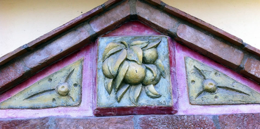 Bajo relieve motivos vegetales.