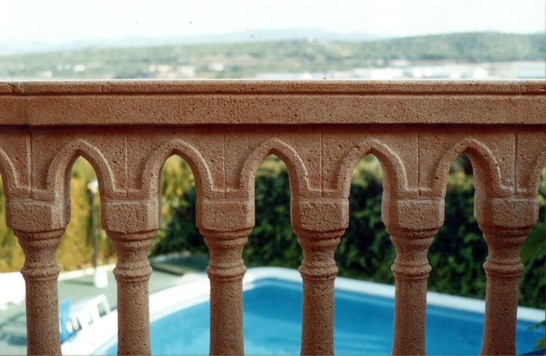 BALAUSTRE ENVEJECIDO CON ARCADA OJIVAL