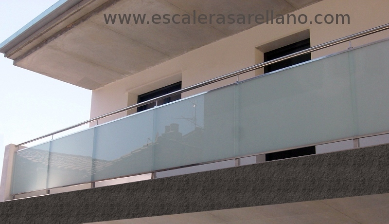 Balcón con cristal mate blanco.