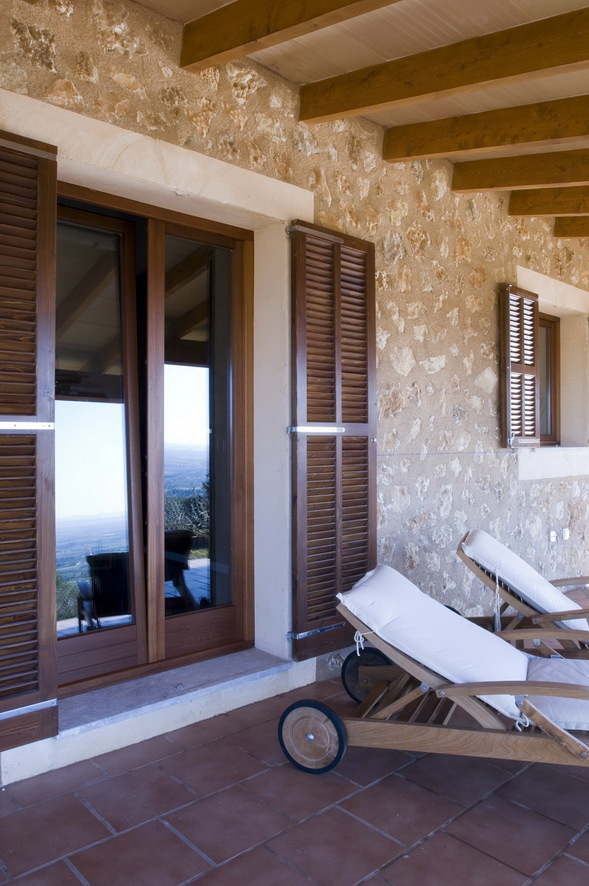 Balconera rústica con persiana mallorquina en exterior.