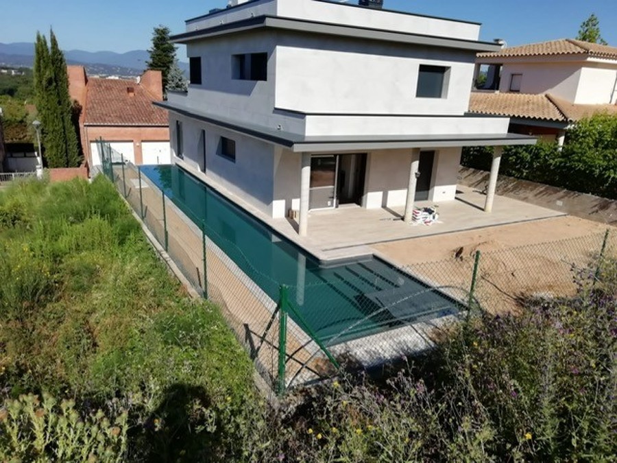 PISCINA EN FORMA DE "L" CON BANCADA Y ESCALERA LATERAL