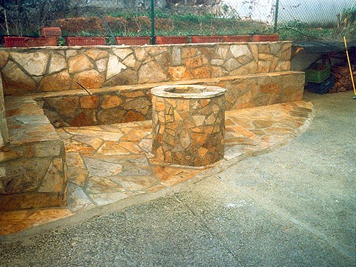 BANCADA Y POZO DE PIEDRA