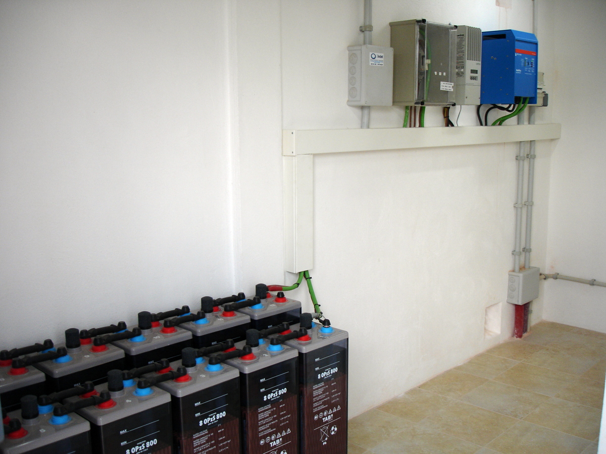 Banco de baterias y regulación instalación solar fotovoltaica aislada.