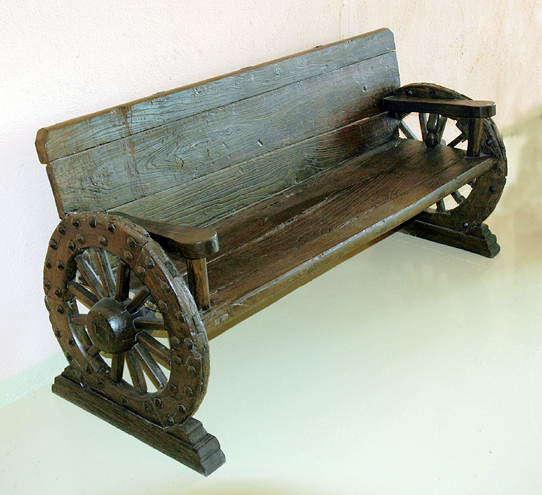 Banco de madera maciza restaurado