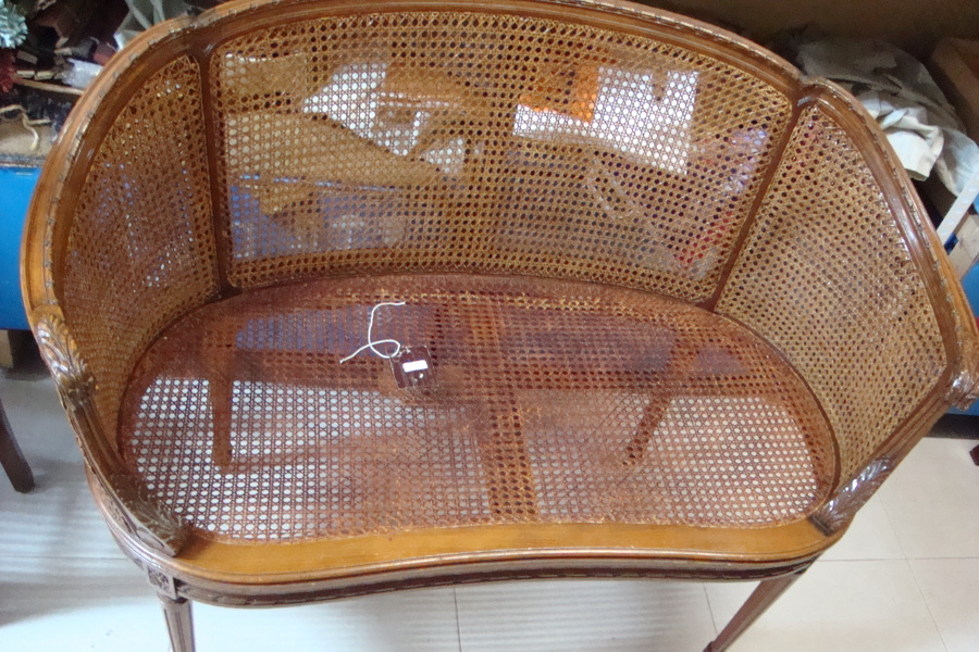 Banco restaurado de rejilla a mano