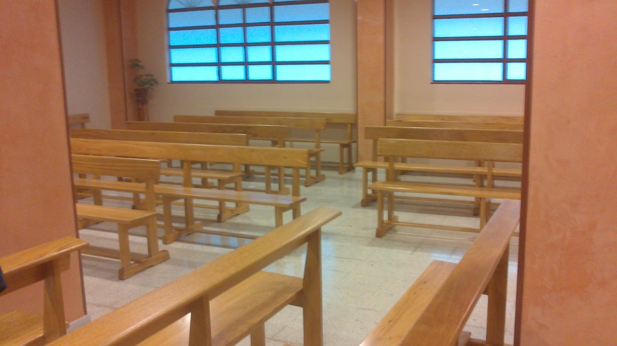bancos de madera de cerejeida barnizados para iglesia.