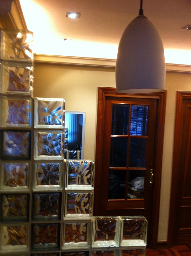 Bandeja en moldura perimetral con luz 