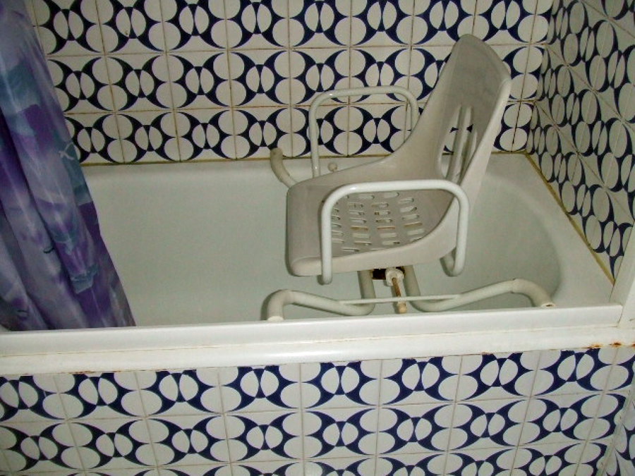 bañera antes de la instalación con silla