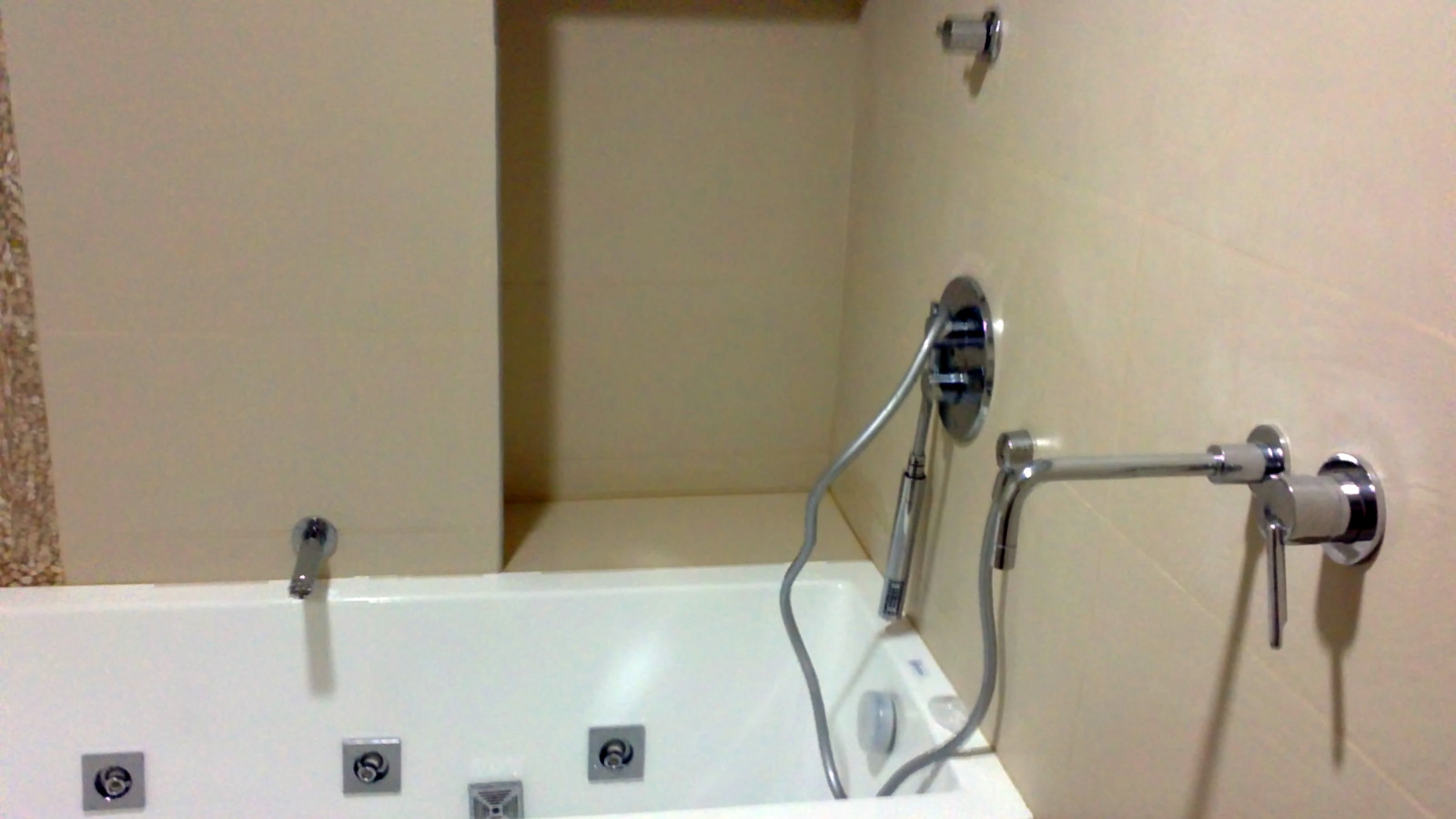 bañera con grifos empotrados