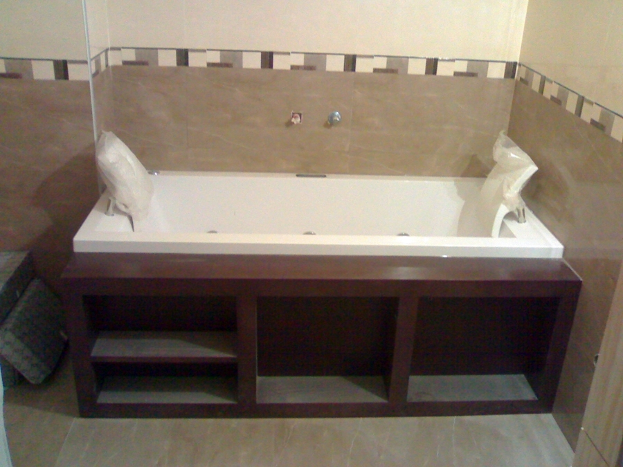 Bañera de hidromasaje con estantería
