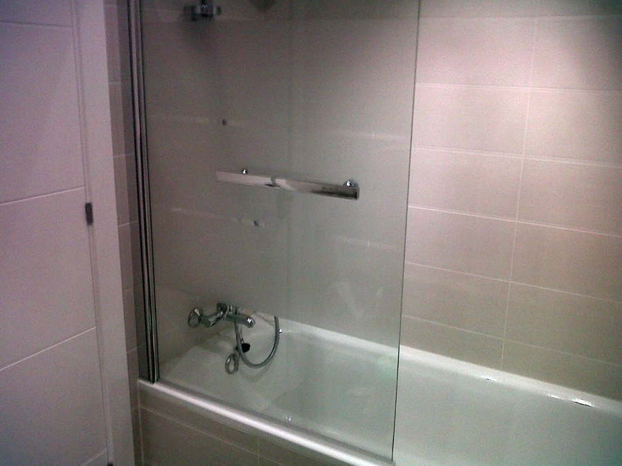 baño 2 personalizado con bañera y manpara cristal