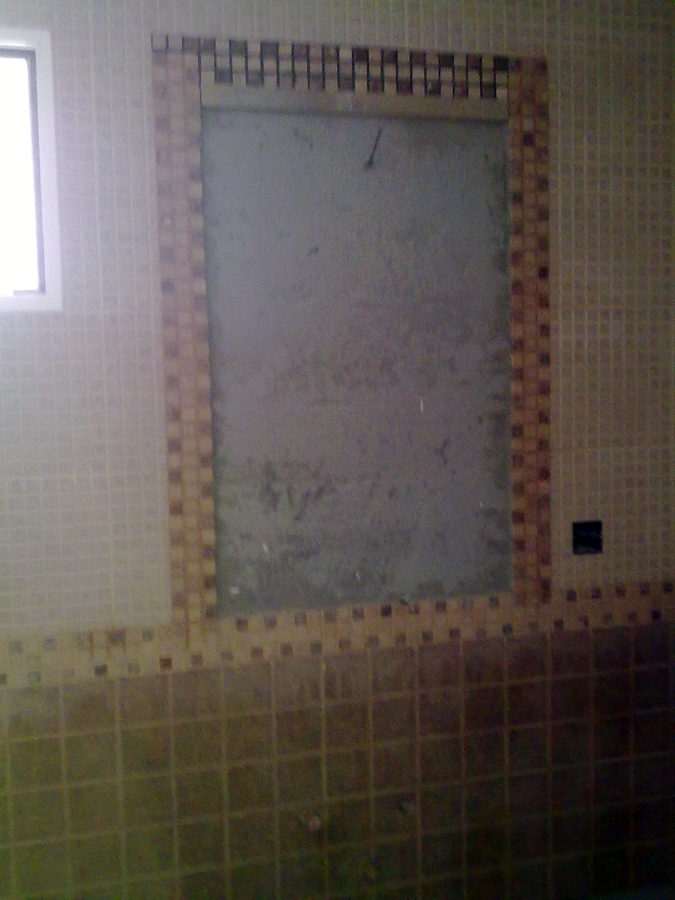 Baño a falta de colocar espejo en la pared