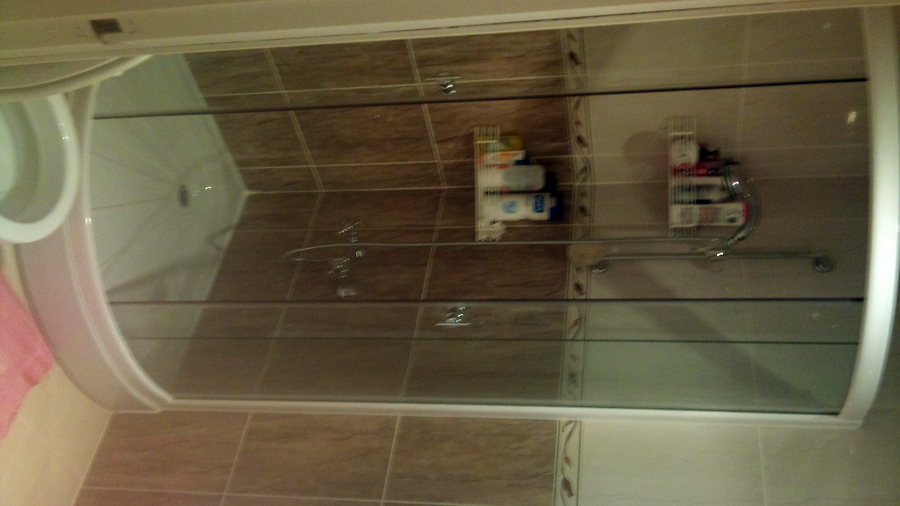 baño alicatado con mampara abatible
