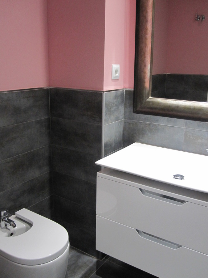 baño alicatado hasta la mitad y resto pintado