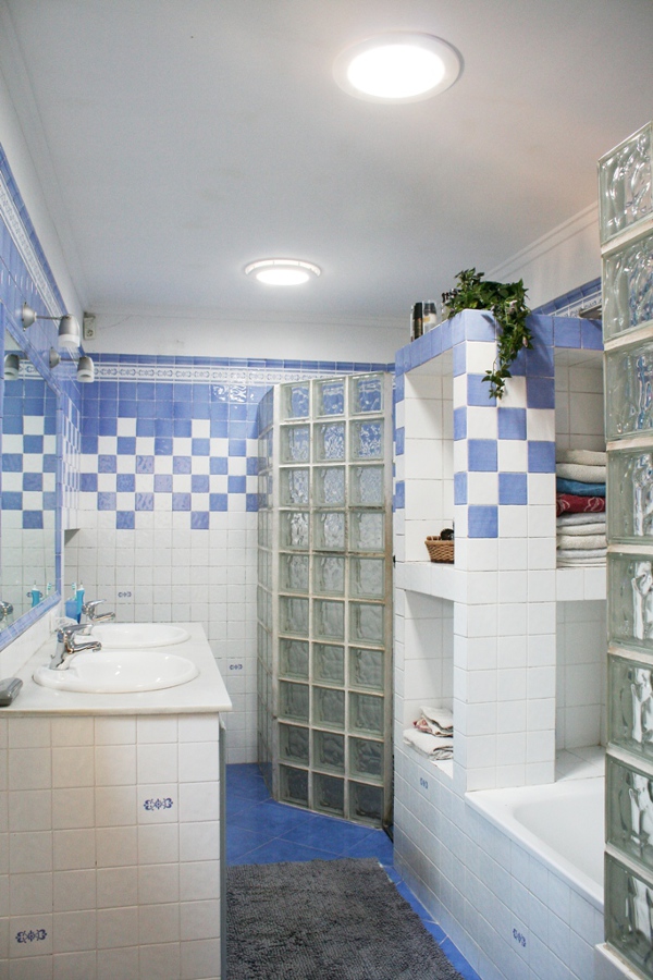 Baño amplio iluminado con dos Solatubes