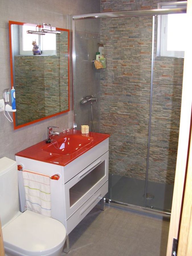 Baño con frontal piedra