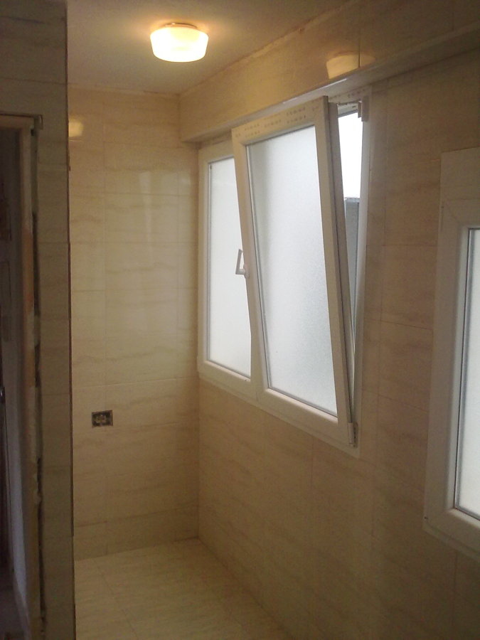 baño,azulejo y ventana