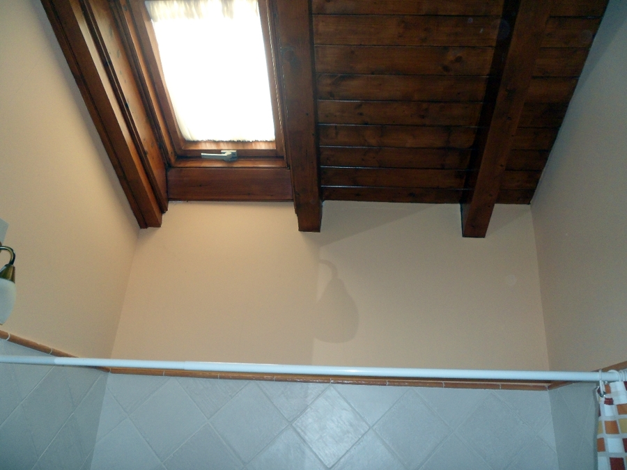 Baño bajo cubierta de madera.