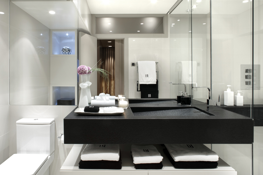 Baño by Molins Interiors