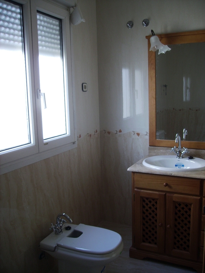 Baño con azulejos rectificados