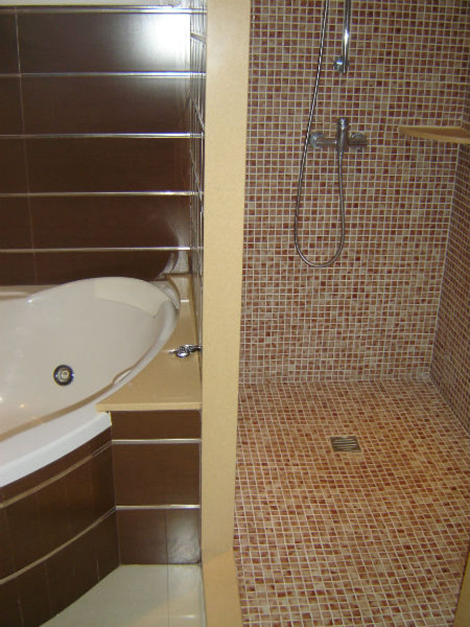 Baño con bañera jacuzzi