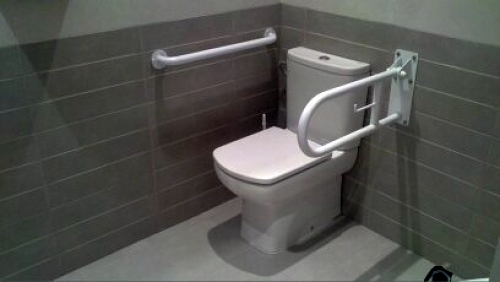 Baño con elementos de seguridad 