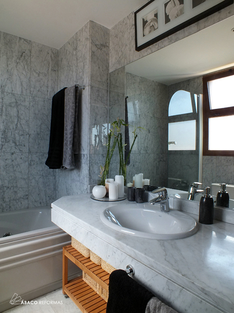 Baño con encimera y paramentos en mármol 