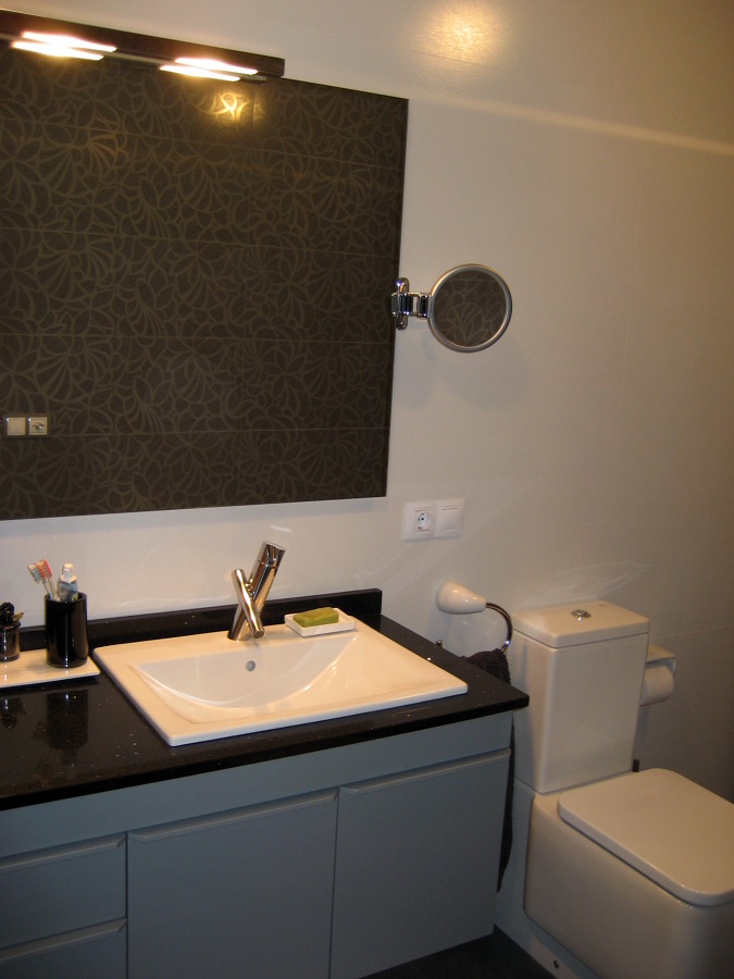 baño con estampado blanco y gris