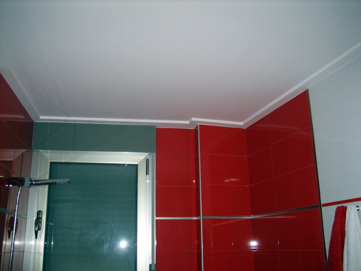 baño con moldura lisa