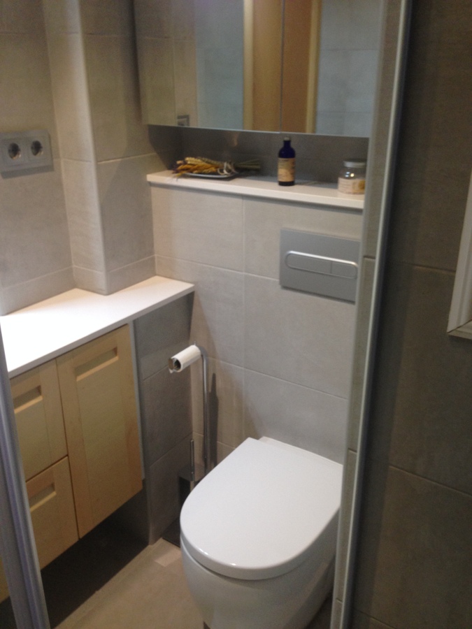baño con mueble a medida de haya y wc suspendido