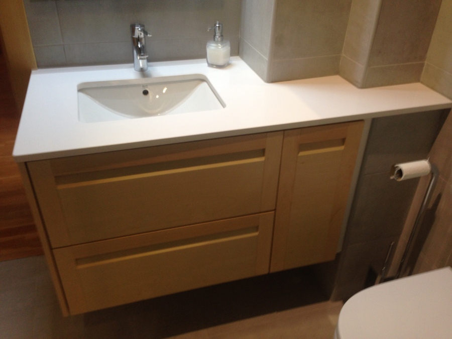 baño con mueble a medida de haya
