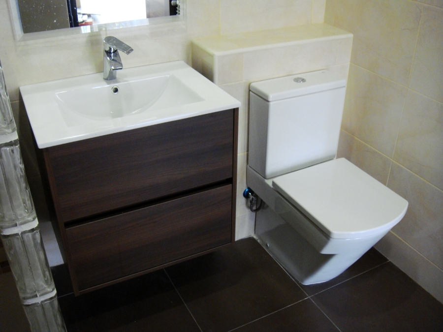 Baño con mueble suspendido