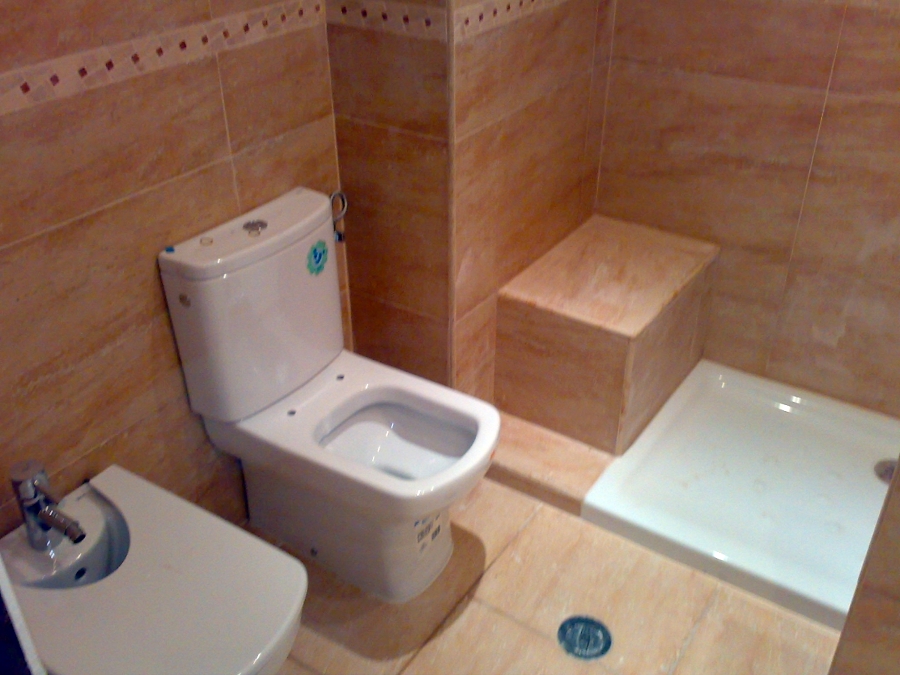 Baño con soporte para personas mayores