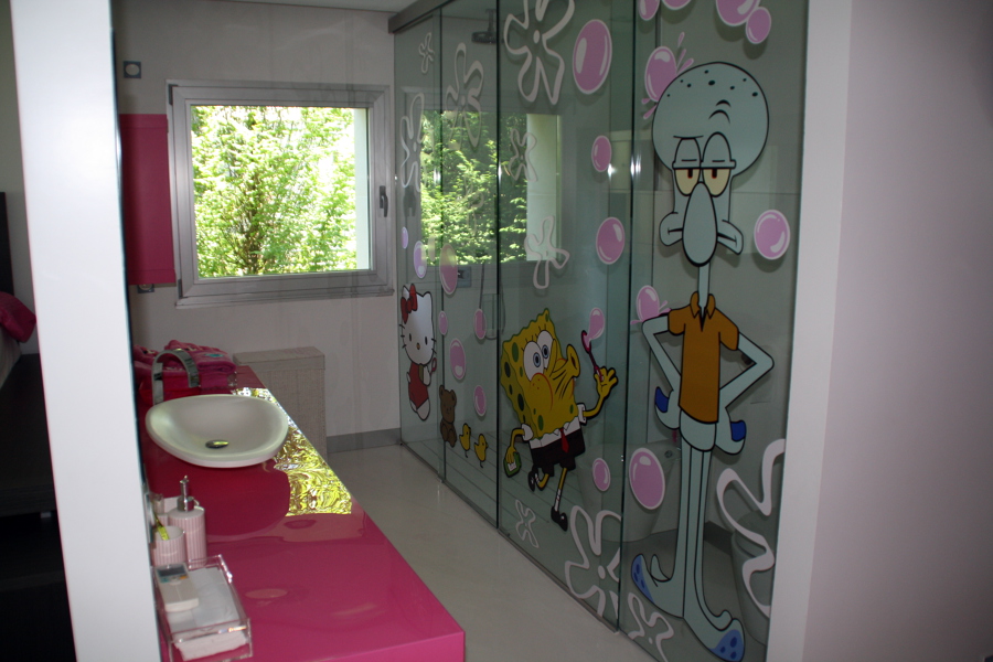 Baño con vinilos 