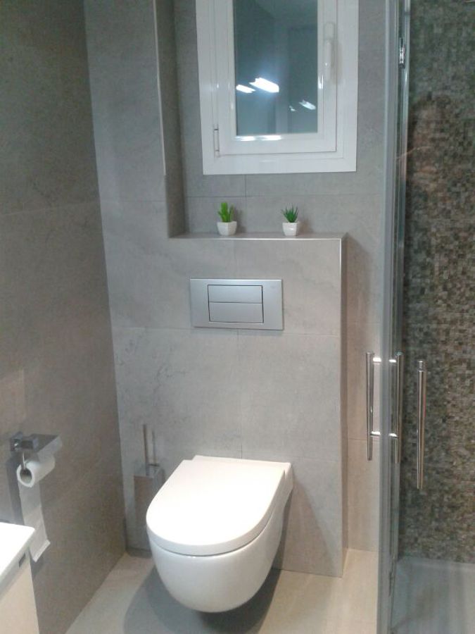 Baño con wc Roca suspendido